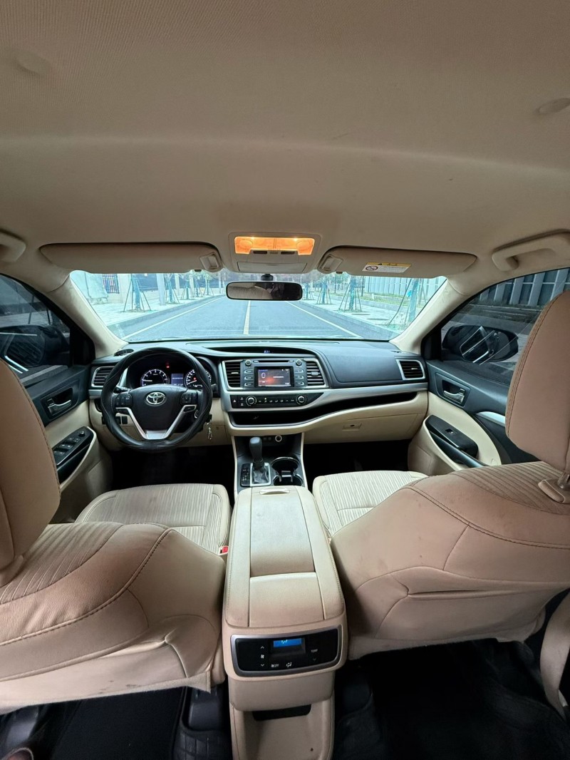 成都19年丰田汉兰达7