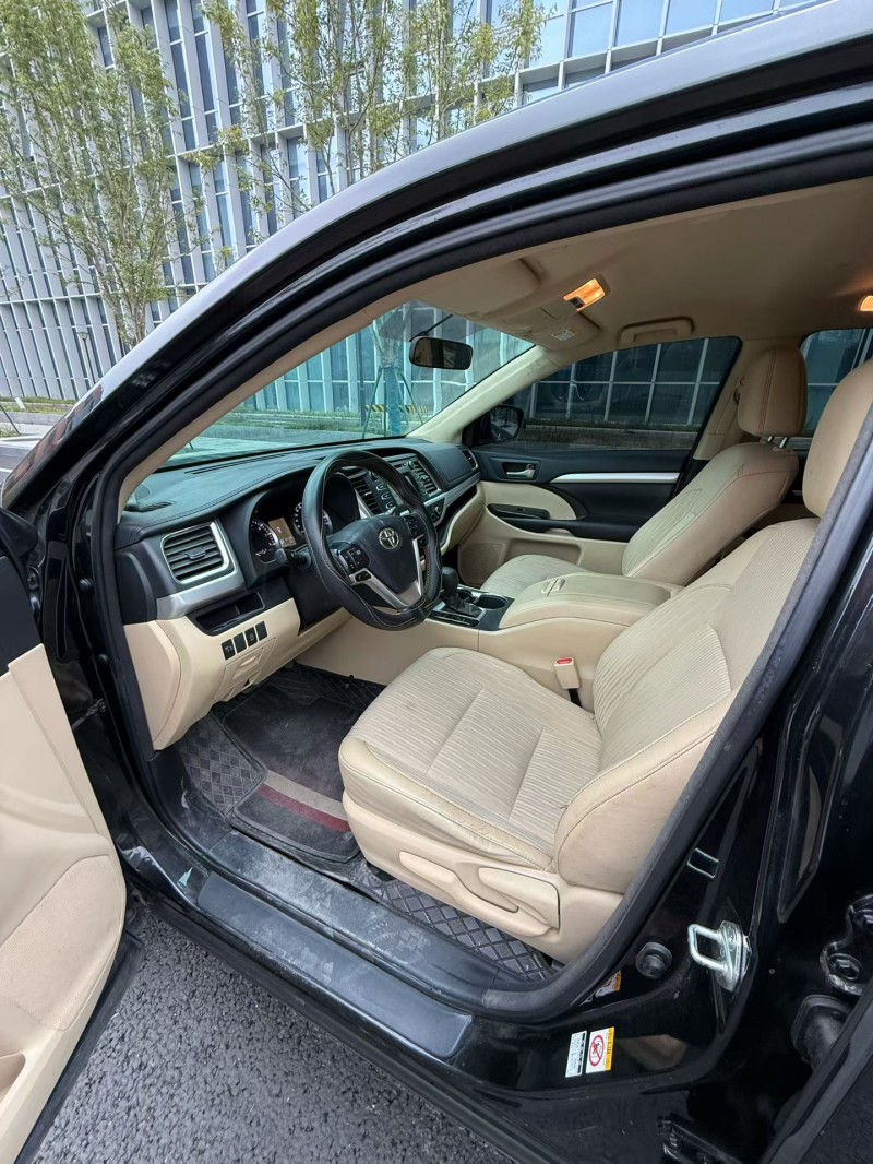 成都19年丰田汉兰达8