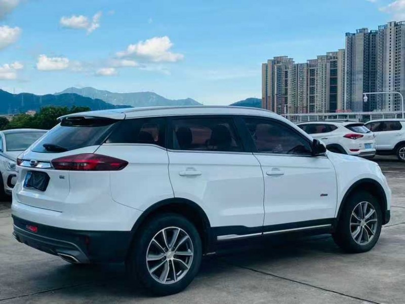 东莞19年吉利博越9