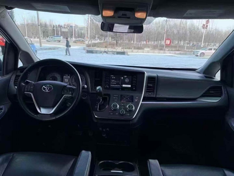 吉林19年丰田塞纳5