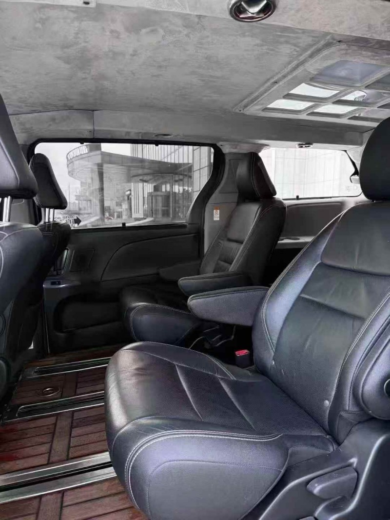 吉林19年丰田塞纳8