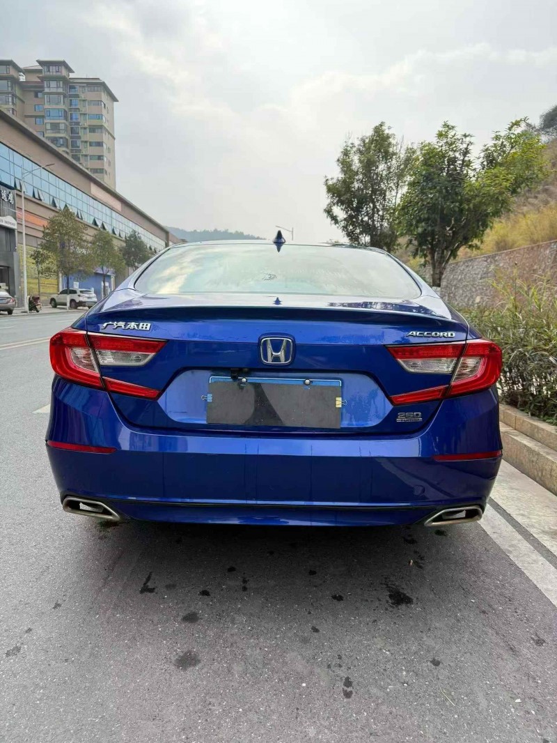 新乡18年本田雅阁4