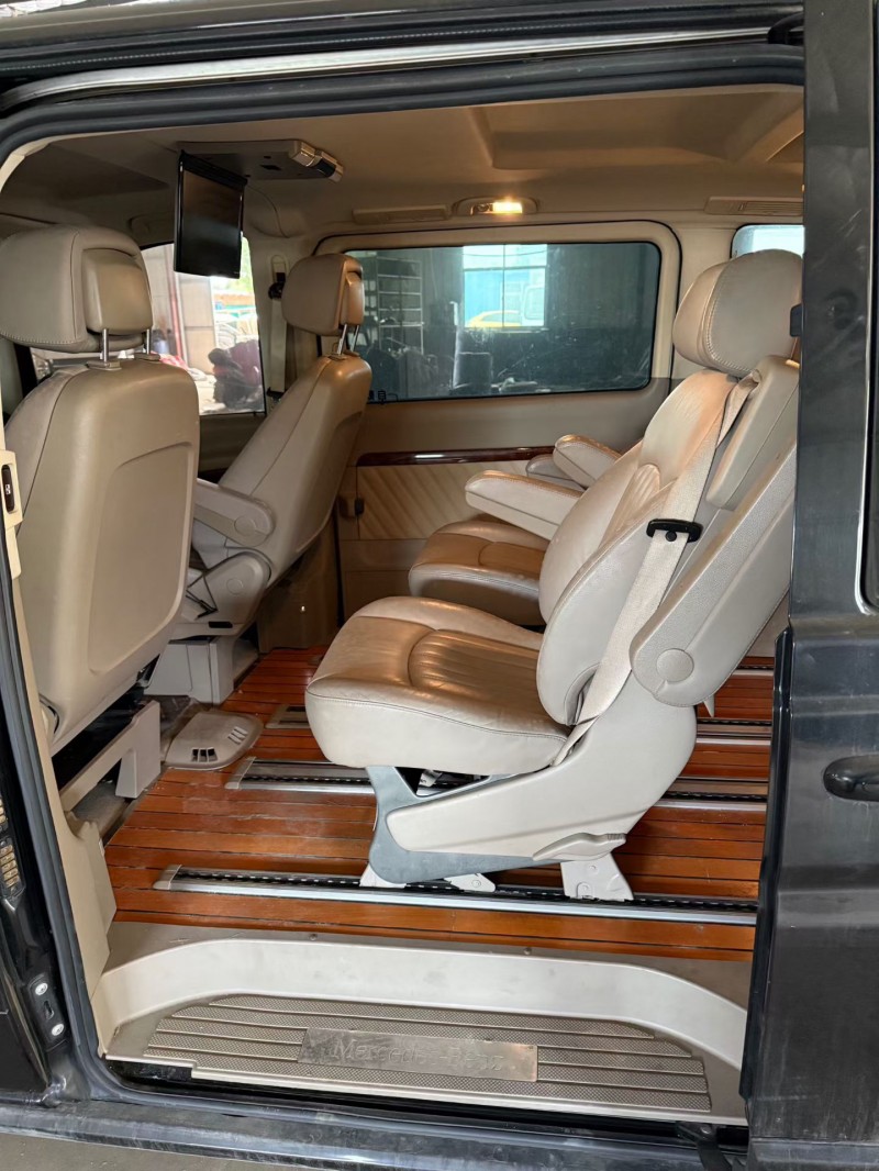 青岛16年奔驰唯雅诺5