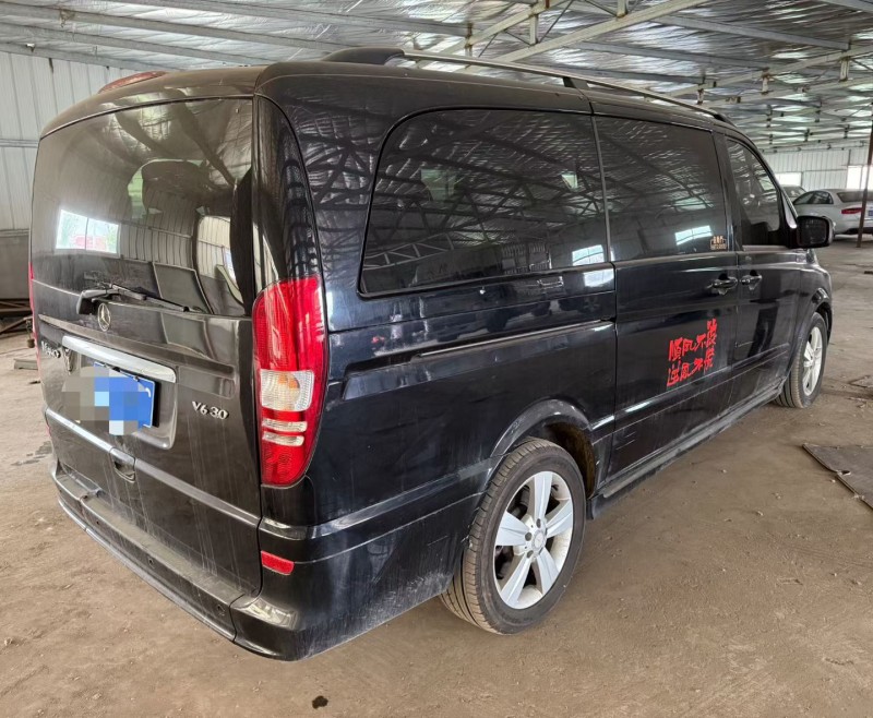 青岛16年奔驰唯雅诺8