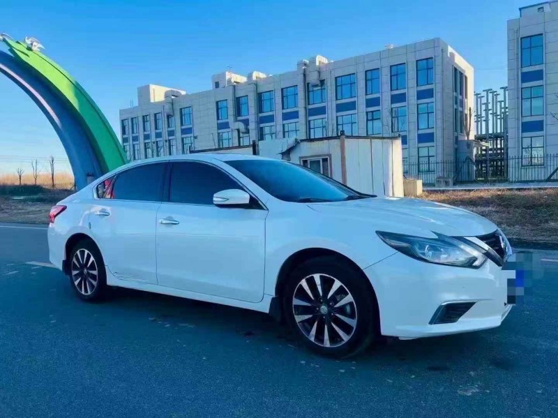 東營17年日產天籟3