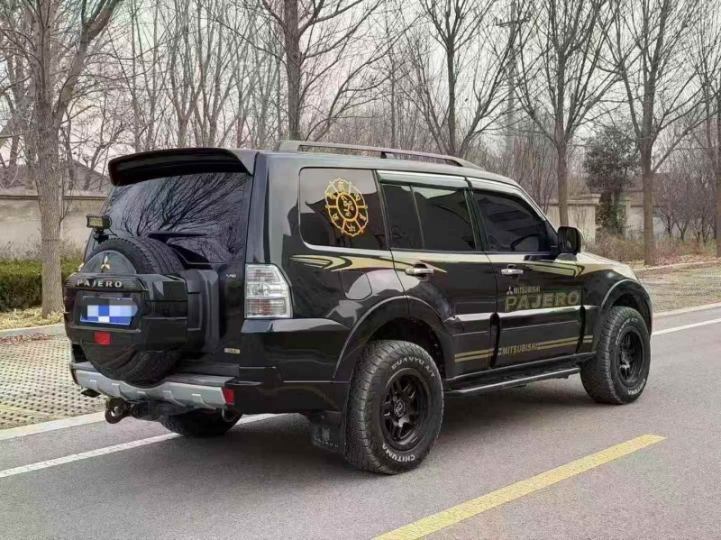 青岛13年三菱帕杰罗7