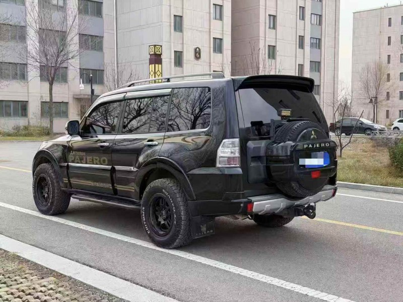 青岛13年三菱帕杰罗8