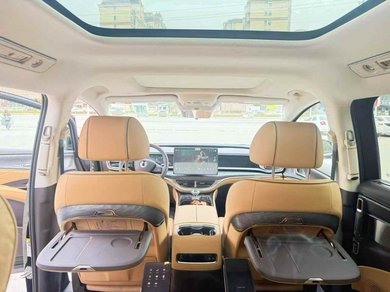 青岛25年腾势D96