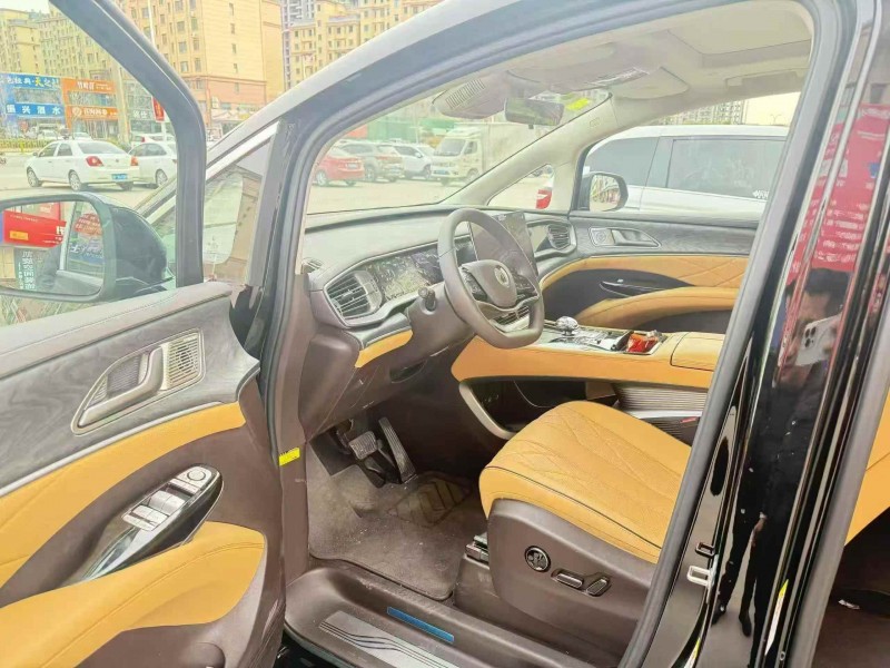 青岛25年腾势D99