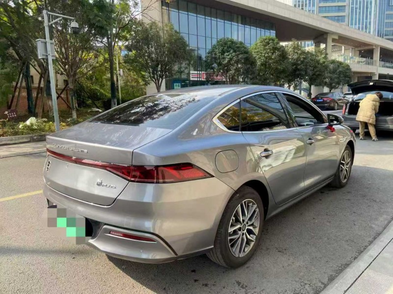 成都23年比亚迪秦8