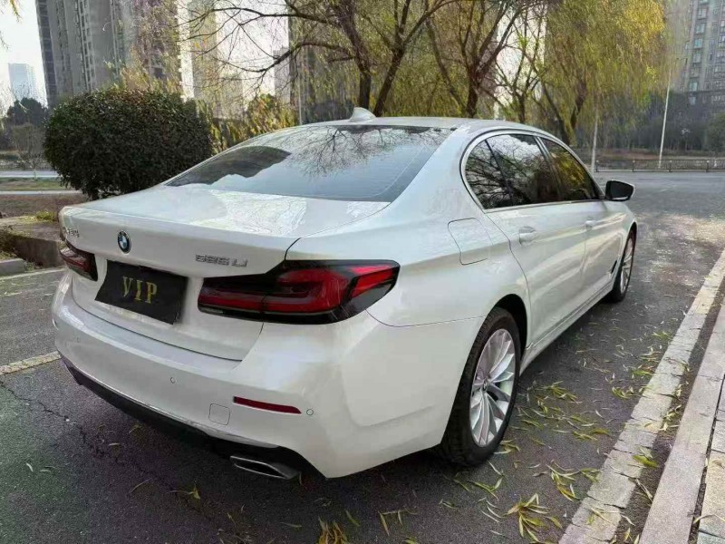 吉安22年宝马5系8