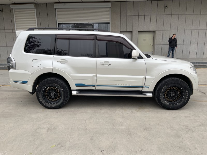 济宁19年三菱帕杰罗7