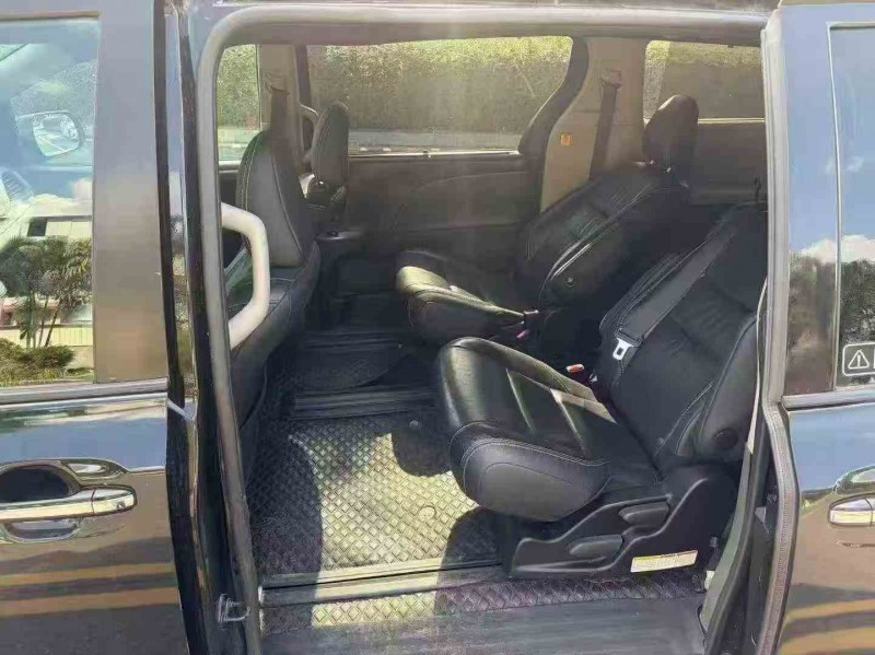 湛江17年丰田塞纳4