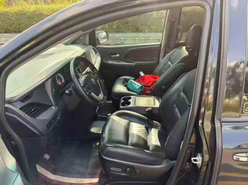 湛江17年丰田塞纳5