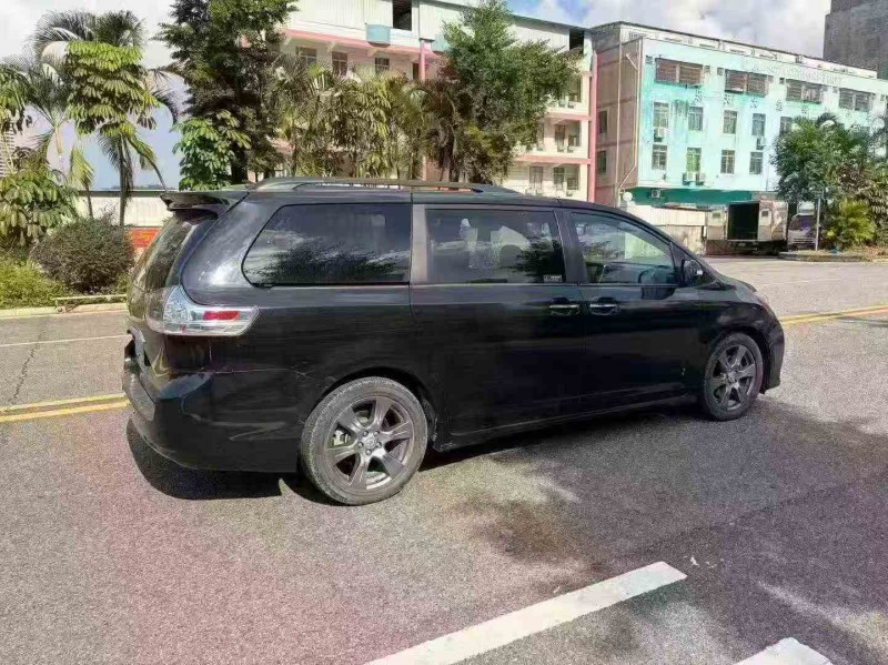 湛江17年丰田塞纳8