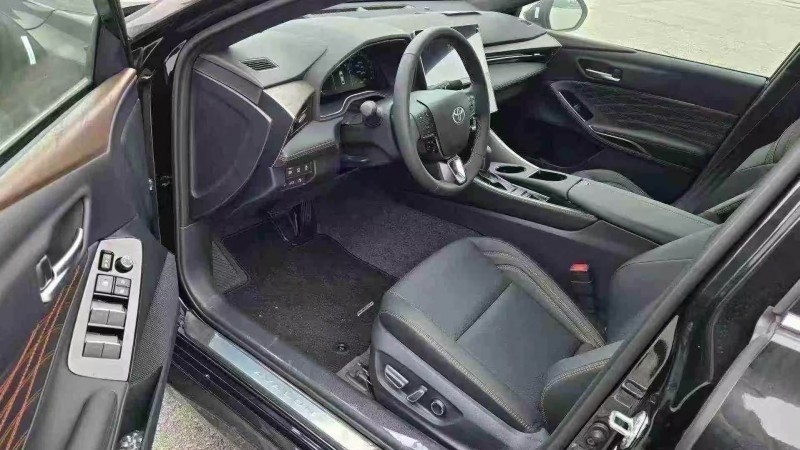 保定25年丰田亚洲龙8