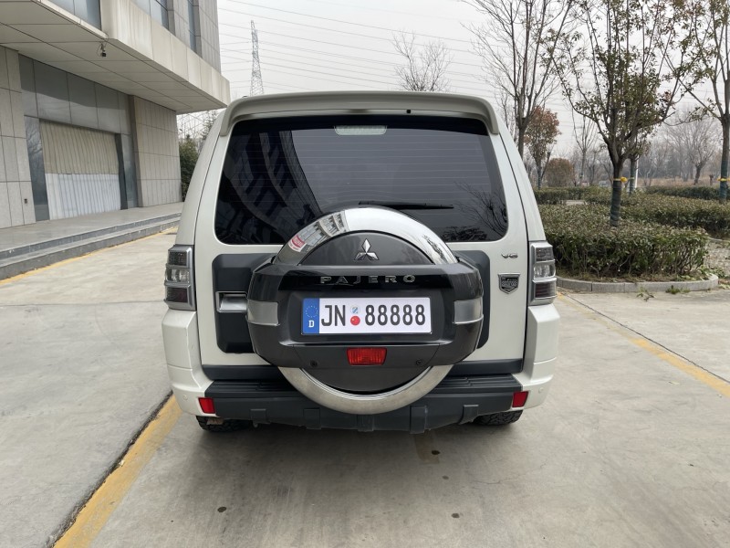 济宁19年三菱帕杰罗6