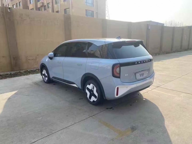 济南25年极狐汽车考拉7