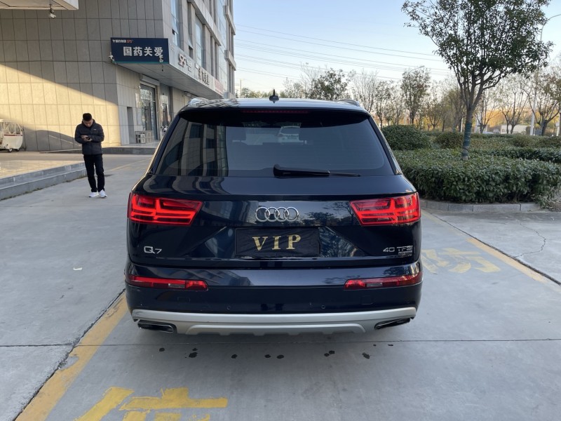 济宁16年奥迪Q75