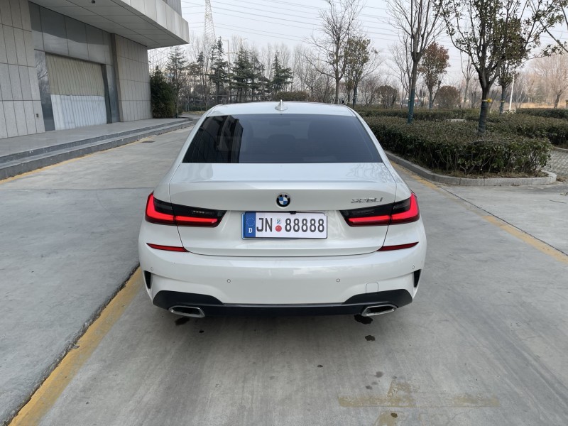 济宁22年宝马3系9