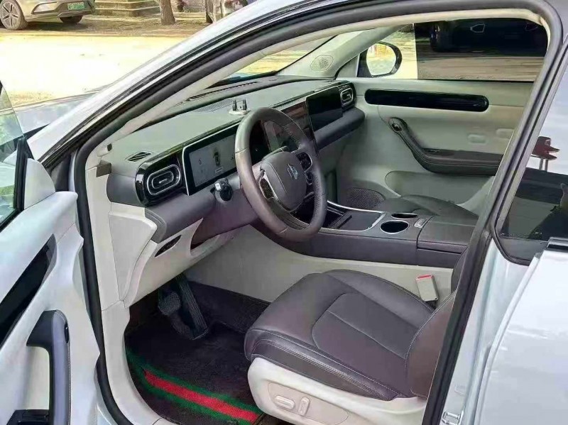 保定24年零跑汽车C116