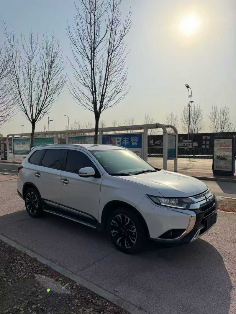 枣庄21年三菱欧蓝德3