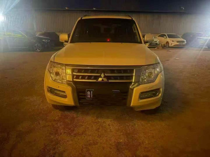 济宁17年三菱帕杰罗1
