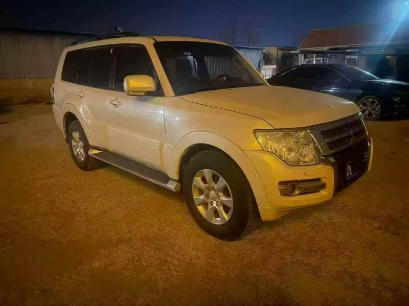 济宁17年三菱帕杰罗2