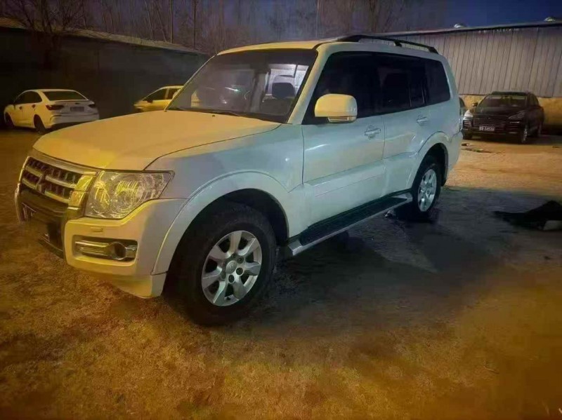 济宁17年三菱帕杰罗3