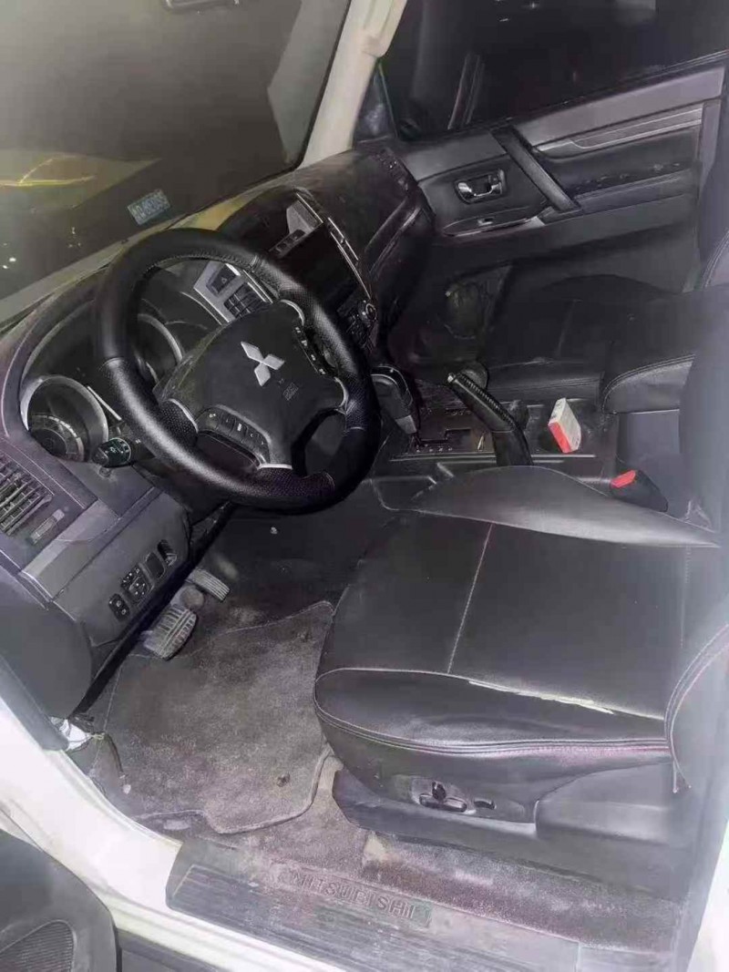 济宁17年三菱帕杰罗5