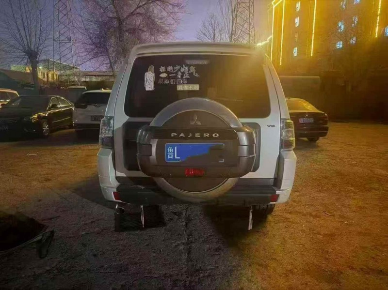 济宁17年三菱帕杰罗8