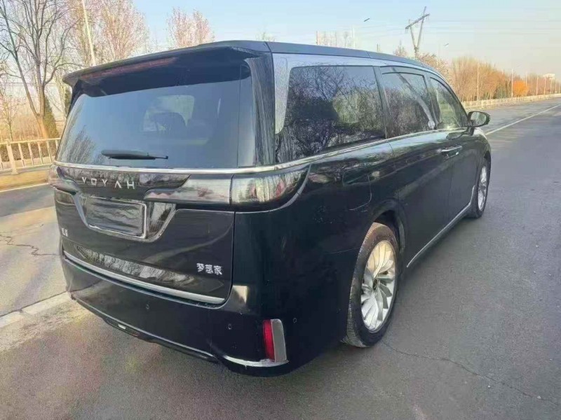 济宁22年岚图汽车梦想家7