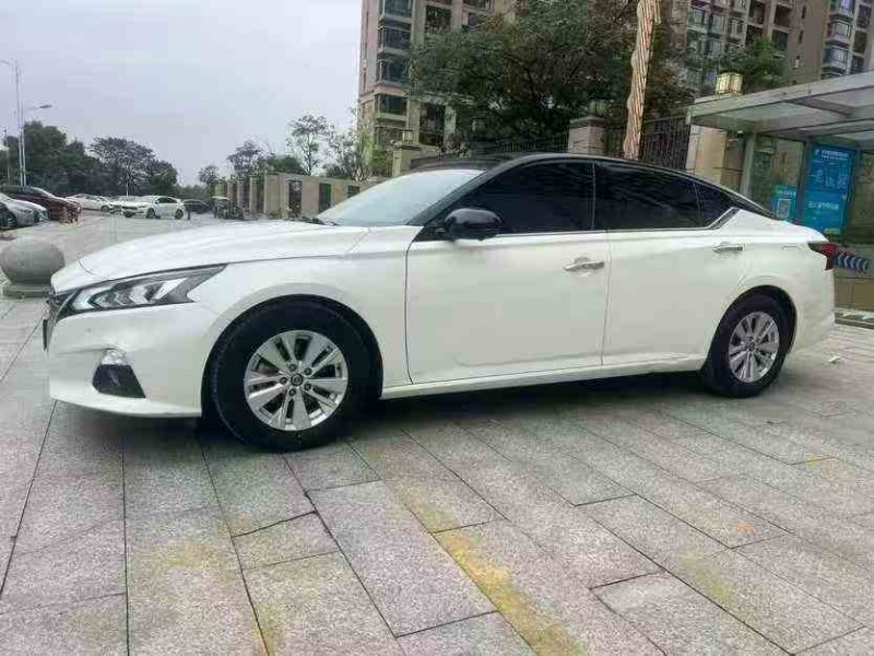 景德镇19年日产天籁3