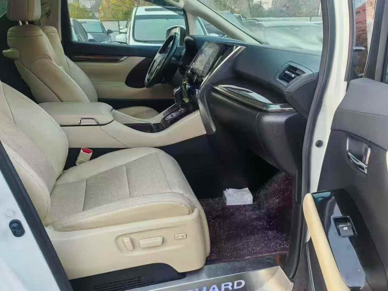 张家界21年丰田埃尔法5