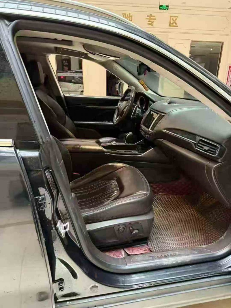 淮南17年玛莎拉蒂Levante5