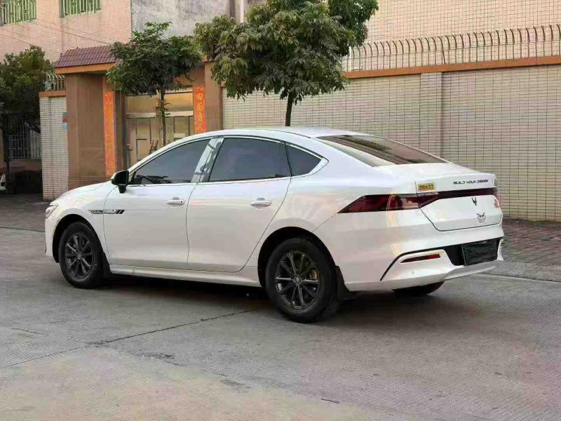 中山23年比亚迪秦8