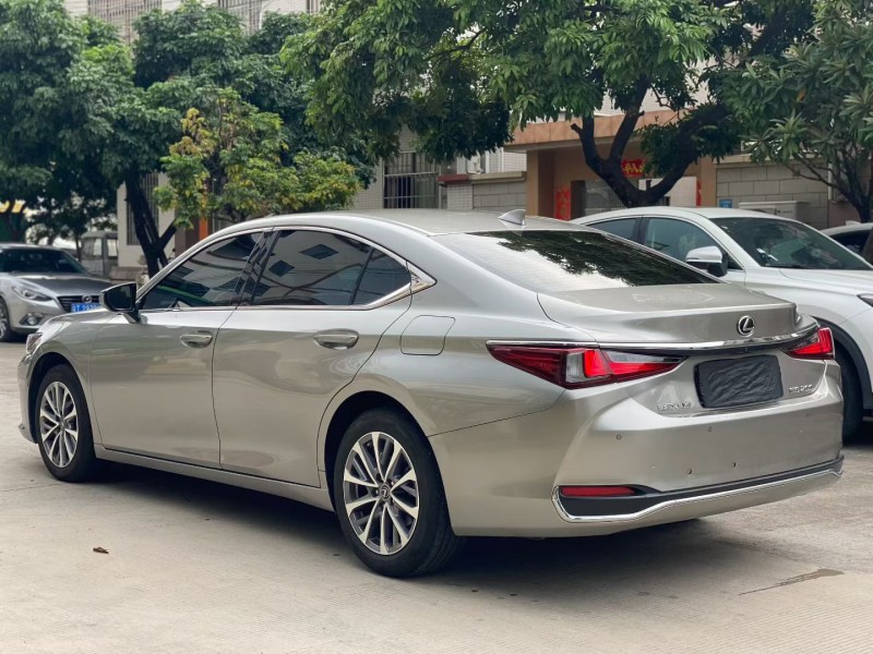 中山23年雷克萨斯ES7
