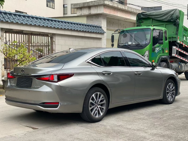 中山23年雷克萨斯ES8