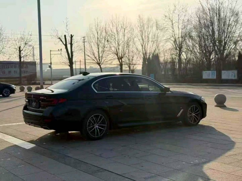 济宁21年宝马5系8