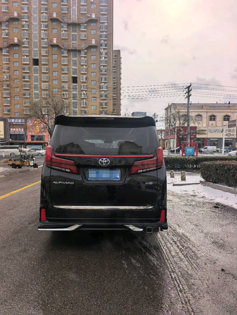 青島18年豐田埃爾法4