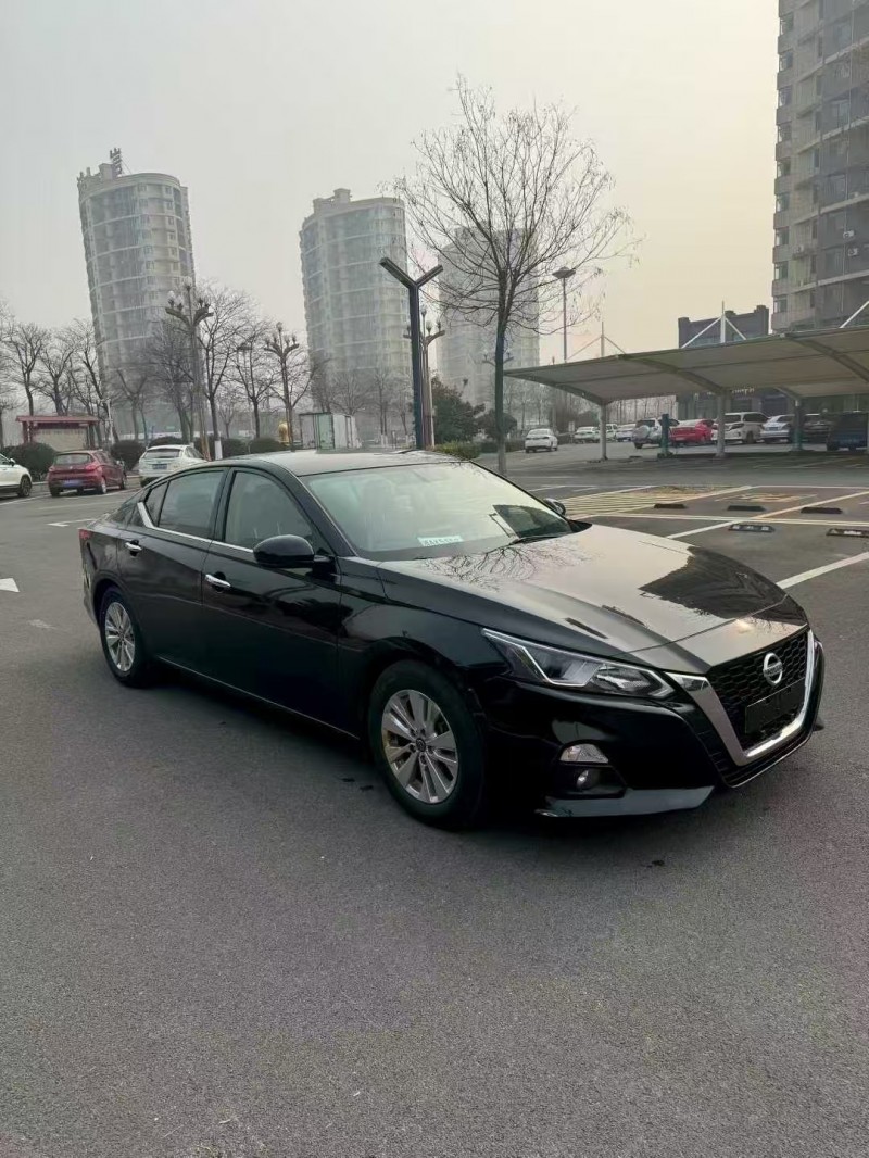 济宁22年日产天籁3