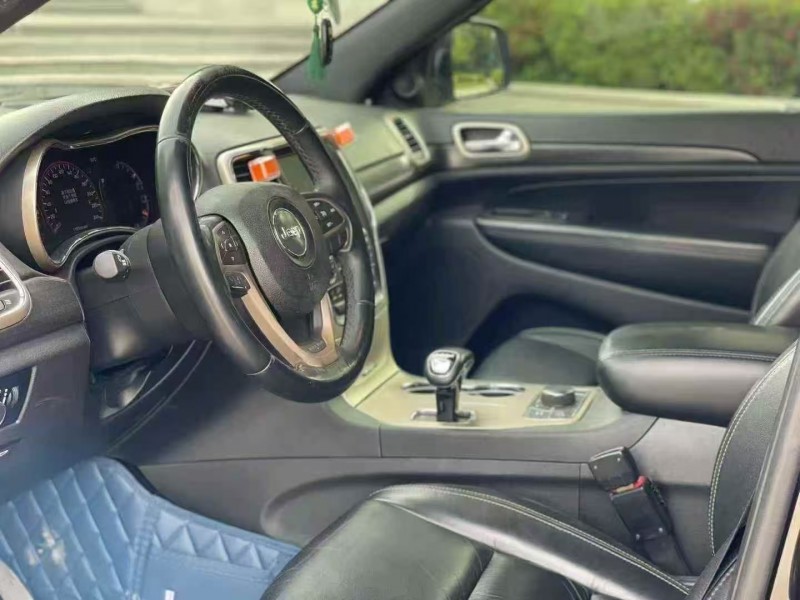 青岛15年Jeep大切诺基4