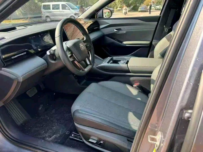 张家界26年比亚迪秦4