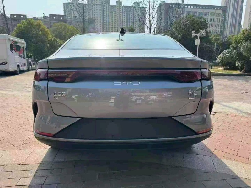 张家界26年比亚迪秦8