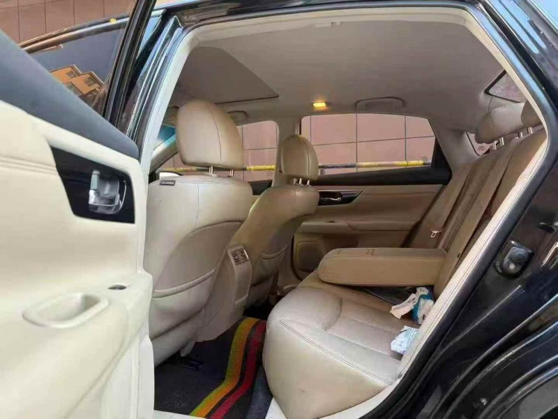 济宁18年日产天籁5