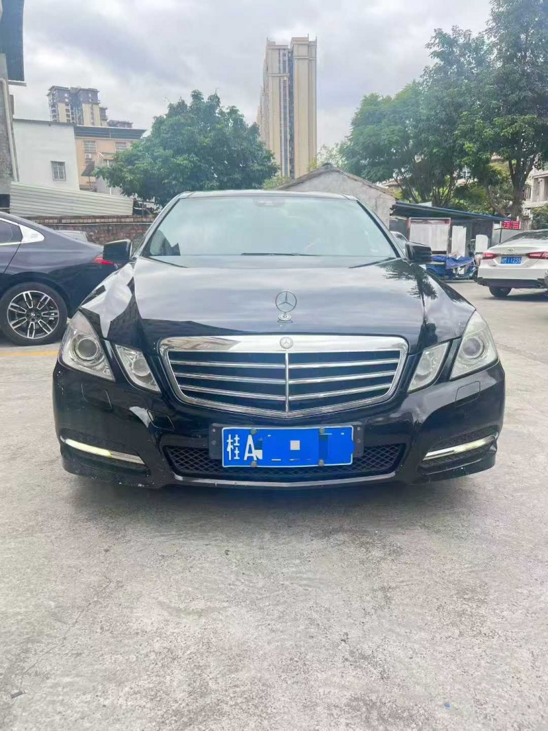 百色11年奔驰E1