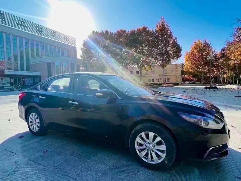 济宁17年日产天籁3