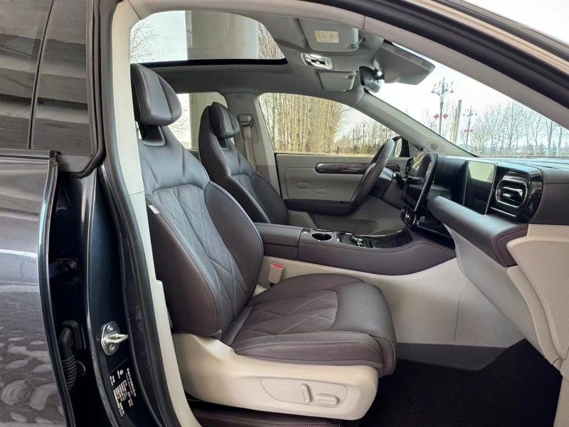 松原25年零跑汽车C114