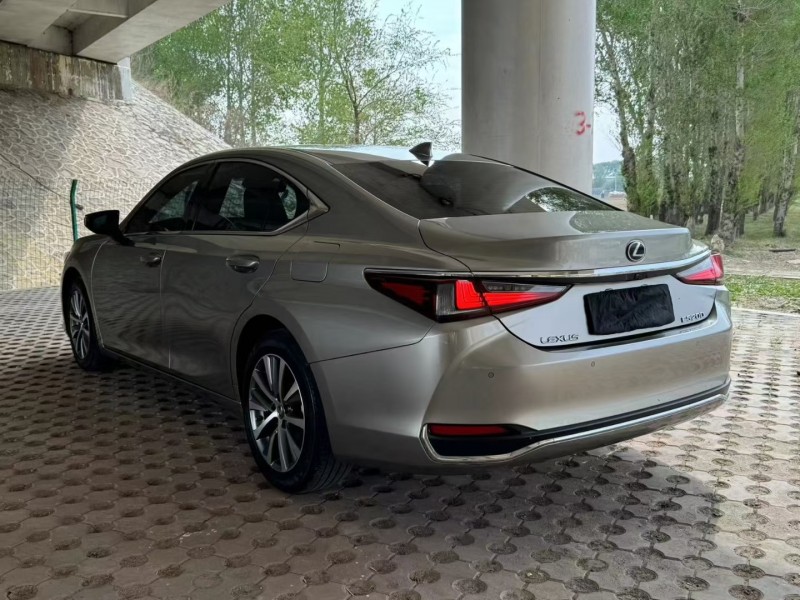 松原21年雷克萨斯ES8