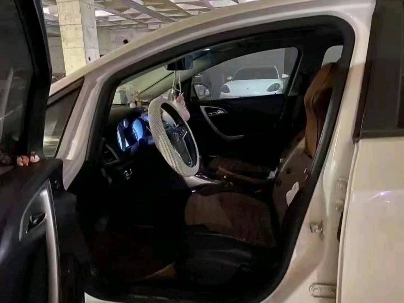 青岛15年别克英朗8